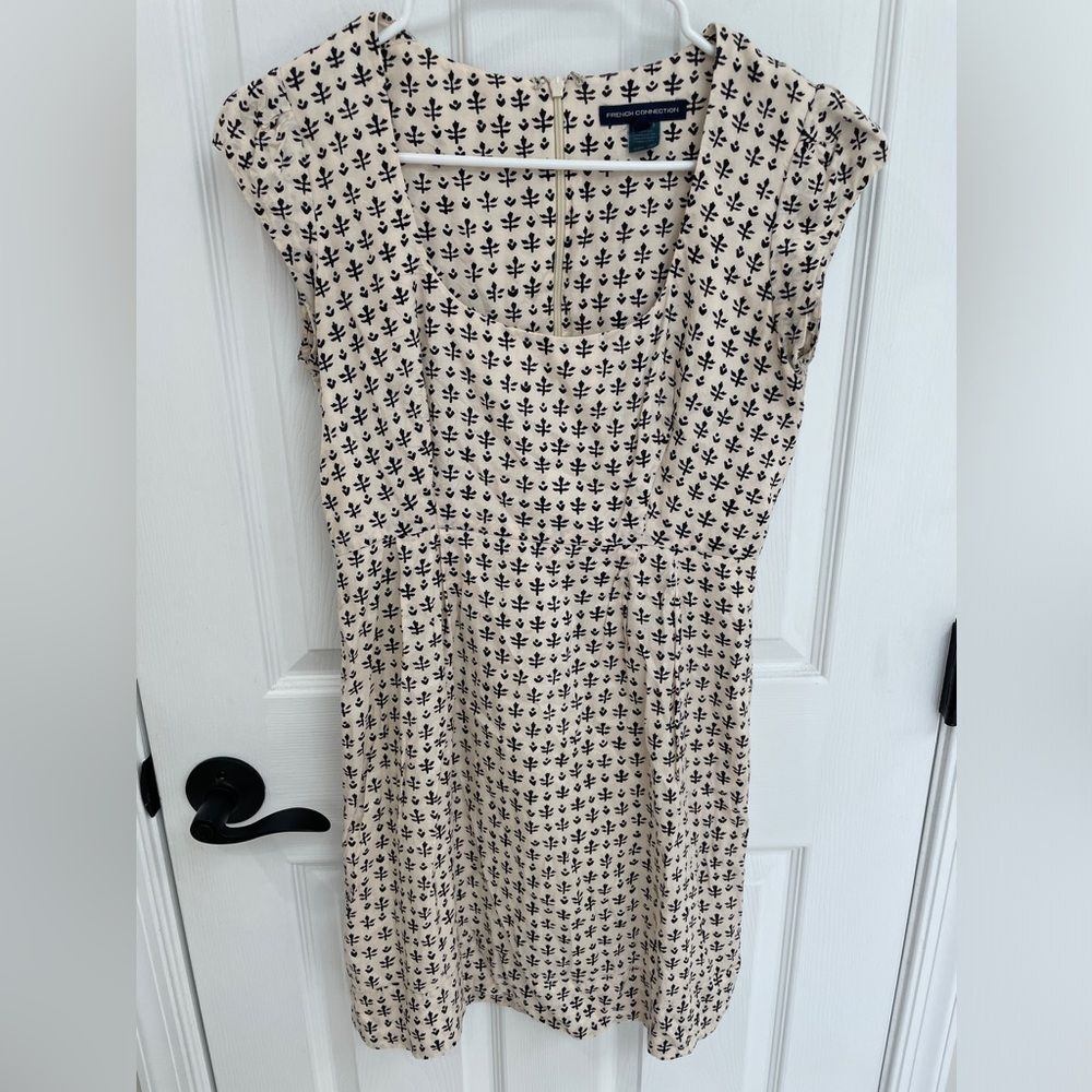 French Connection Beige Geometric Scoop Neck Babydoll Dress Women’s Size 6 - Picture 1 of 7
